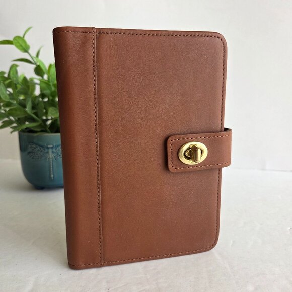 EUC Vintage Coach Pocket Photo Book with Turnlock (6915) in British Tan - Picture 1 of 10